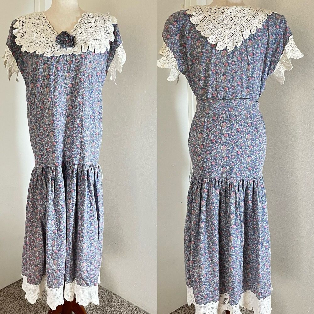 Vintage 1960s 1970s Pleasant Prairie Dress Blue Red Floral Cottage Fits L
